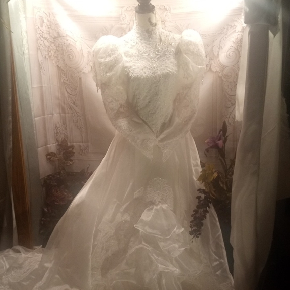 Elegant White Lace Ball Gown Wedding Dress